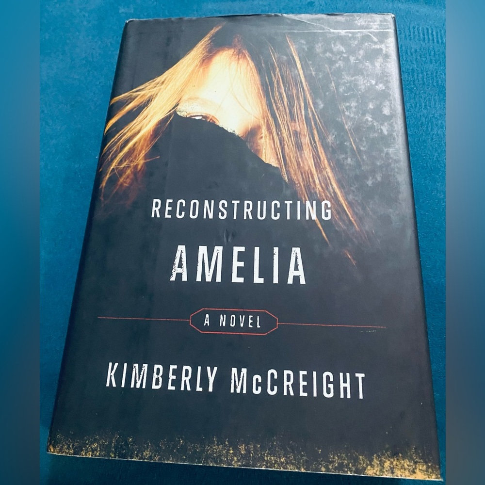 Reconstructing Amelia by Kimberly McCreight (Novel)